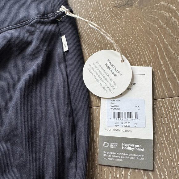 Vuori pose pants in black - Picture 16 of 16